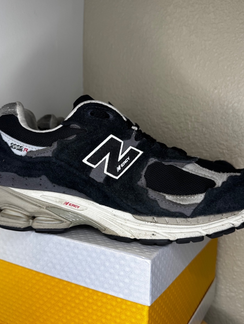 New Balance 2002R Protection Pack Black Grey Men’s Size 8 M2002RDJ